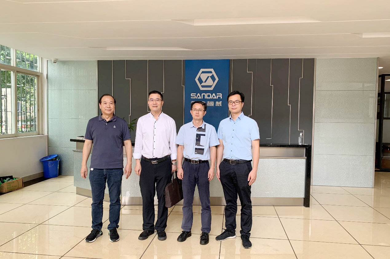 熱烈歡迎省人大代表、省工信廳領(lǐng)導蒞臨先達數(shù)控機械參觀調(diào)研！